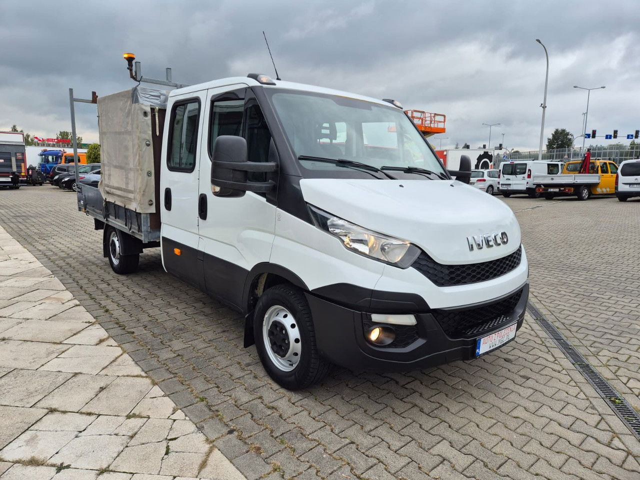 IVECO Daily 35 35S15 / Doka / 1 Owner / LOW KM / 7 Seats - Transportbil med flak: bild 4 IVECO Daily 35 35S15 / Doka / 1 Owner / LOW KM / 7 Seats - Transportbil med flak: bild 4