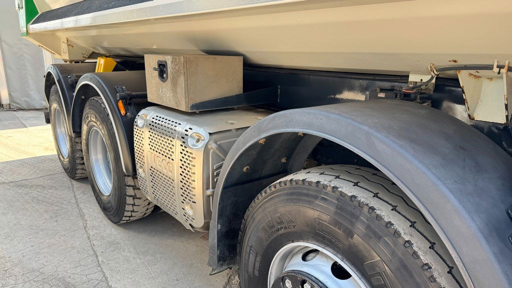 Iveco Trakker AD410T45 8x4 20m3 - hydr. back - 72.000km - Tippbil lastbil: bild 4 Iveco Trakker AD410T45 8x4 20m3 - hydr. back - 72.000km - Tippbil lastbil: bild 4