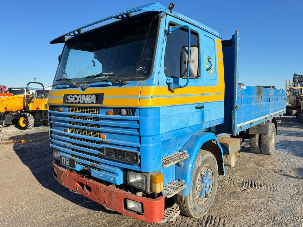 Scania R 112 330 4x2 stake body - full spring - Flakbil: bild 1 Scania R 112 330 4x2 stake body - full spring - Flakbil: bild 1