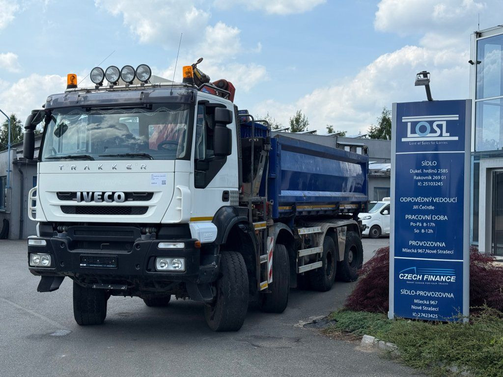 Iveco Trakker AD410 T45 8x8 + HMF 1643 Z2 - Tippbil lastbil: bild 1 Iveco Trakker AD410 T45 8x8 + HMF 1643 Z2 - Tippbil lastbil: bild 1