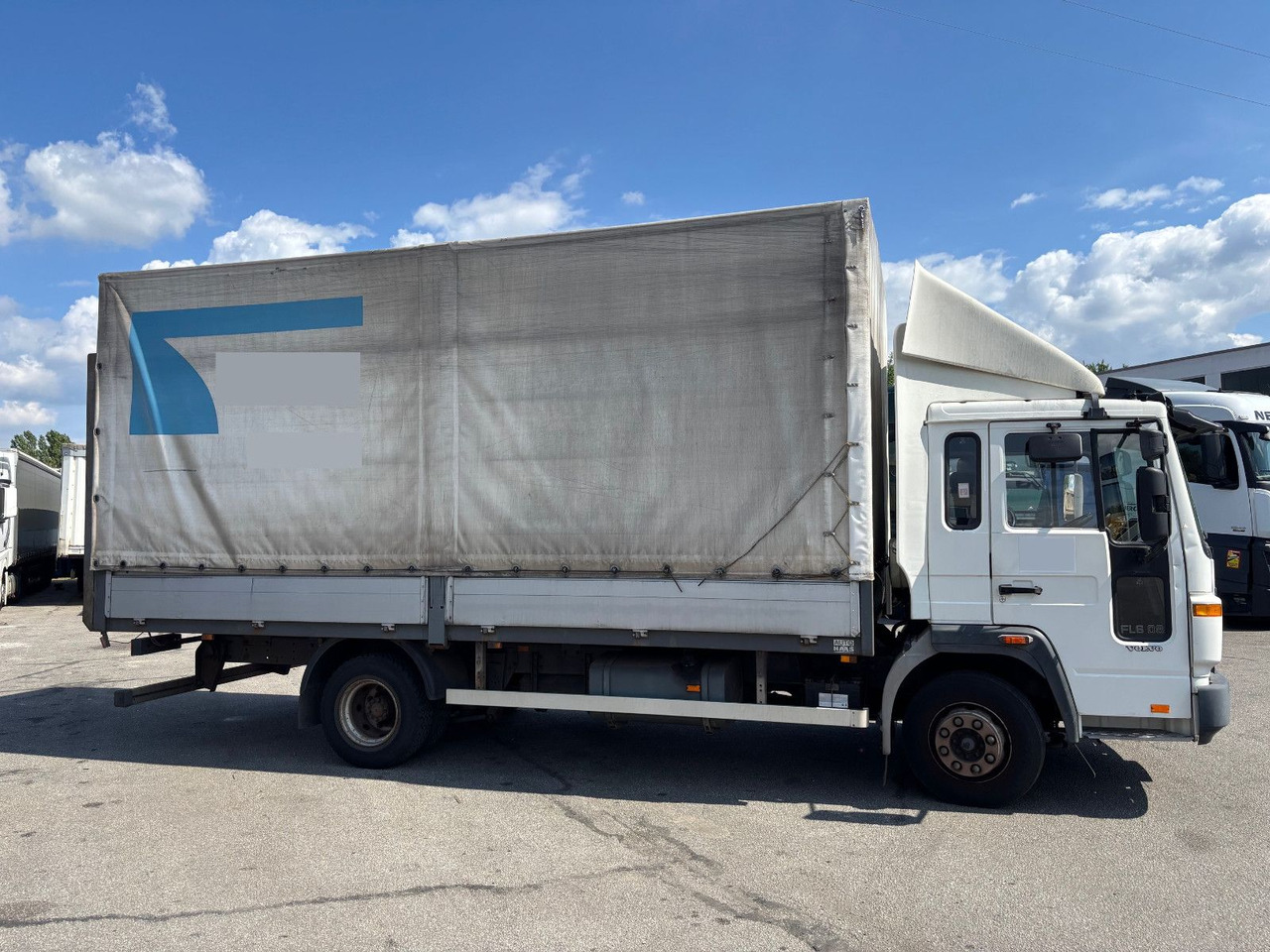 Volvo FL6 Klima/Luftfederung - Transportbil med kapell: bild 3 Volvo FL6 Klima/Luftfederung - Transportbil med kapell: bild 3