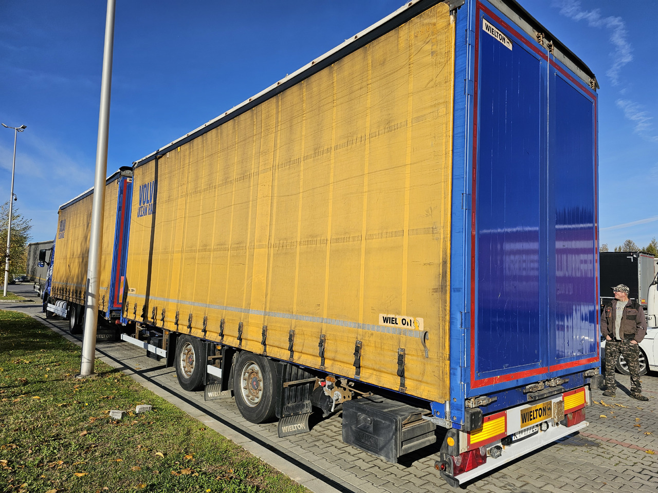 VOLVO FH460 ZESTAW TANDEM 120 M3 PRZEJAZDOWY + PRZYCZEPA FIRANKA SAF - Kapellbil: bild 5 VOLVO FH460 ZESTAW TANDEM 120 M3 PRZEJAZDOWY + PRZYCZEPA FIRANKA SAF - Kapellbil: bild 5