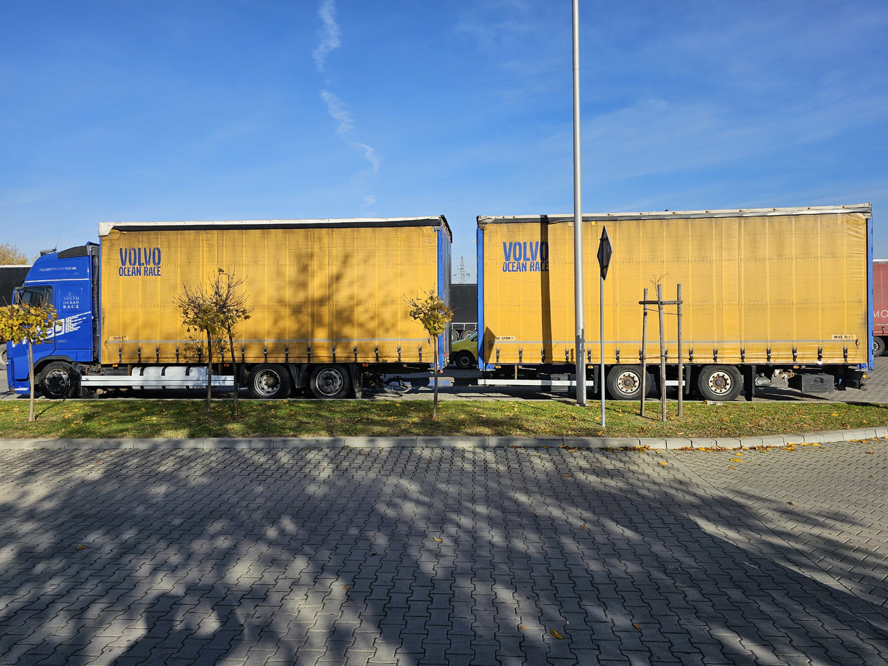 VOLVO FH460 ZESTAW TANDEM 120 M3 PRZEJAZDOWY + PRZYCZEPA FIRANKA SAF - Kapellbil: bild 2 VOLVO FH460 ZESTAW TANDEM 120 M3 PRZEJAZDOWY + PRZYCZEPA FIRANKA SAF - Kapellbil: bild 2