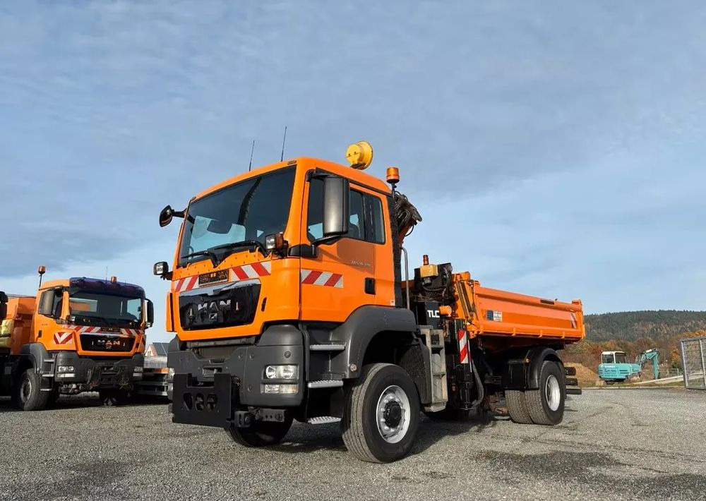 MAN TGS 18.320/ 4x4 / Euro4 /Wywrotka trójstronna Meiller +Kran Atlas TLC 82.2 +sterowanie radiowe – Przystosowany do pracy zimą — odśnieżanie, posypywanie, pług - Tippbil lastbil: bild 5 MAN TGS 18.320/ 4x4 / Euro4 /Wywrotka trójstronna Meiller +Kran Atlas TLC 82.2 +sterowanie radiowe – Przystosowany do pracy zimą — odśnieżanie, posypywanie, pług - Tippbil lastbil: bild 5