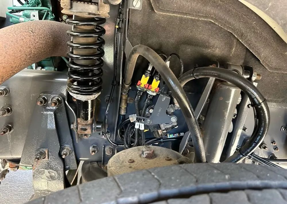 Volvo FM420 6x2 z zabudową budowlaną / oś podnoszona i skrętna / HDS Atlas / Euro 6 / 238 000 km - Flakbil, Kranbil: bild 5 Volvo FM420 6x2 z zabudową budowlaną / oś podnoszona i skrętna / HDS Atlas / Euro 6 / 238 000 km - Flakbil, Kranbil: bild 5