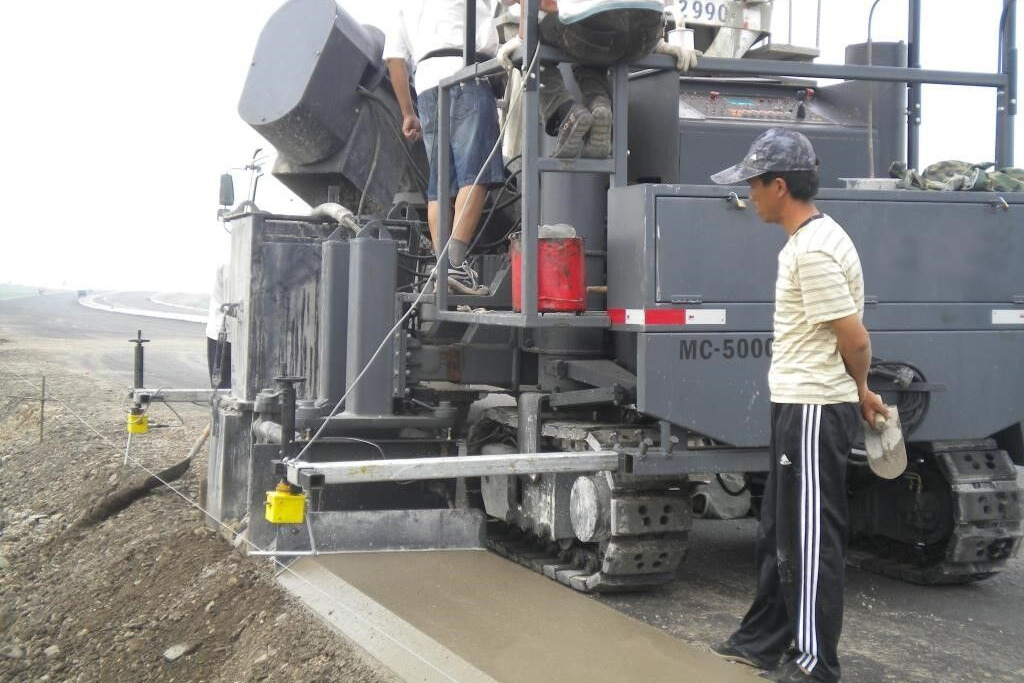 Kinglink MC5000 Concrete slipform paver for road ditch and gutter - Betongutläggare: bild 2 Kinglink MC5000 Concrete slipform paver for road ditch and gutter - Betongutläggare: bild 2