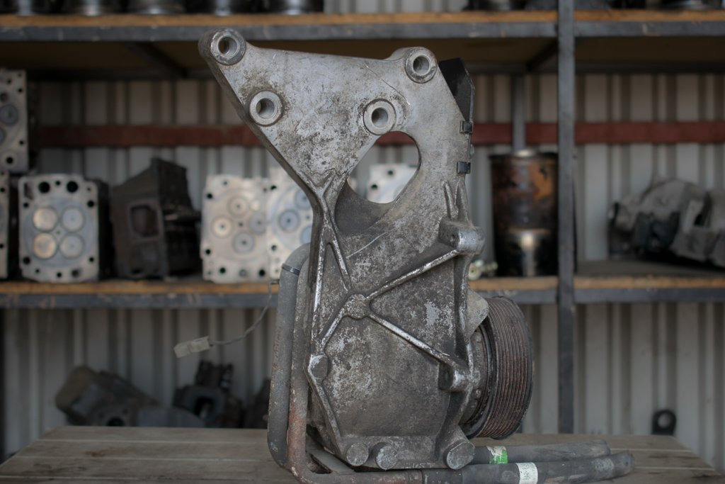 MERCEDES-BENZ ACTROS AIR-CONDITION COMPRESSOR BASE - A/C reservdel för Lastbil: bild 1 MERCEDES-BENZ ACTROS AIR-CONDITION COMPRESSOR BASE - A/C reservdel för Lastbil: bild 1