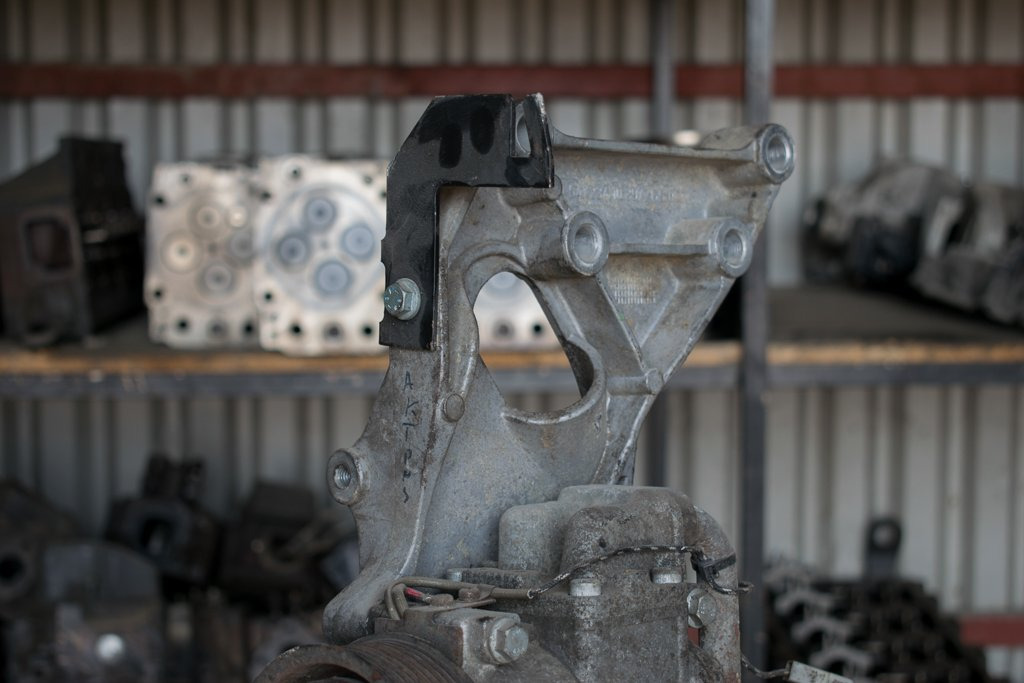 MERCEDES-BENZ ACTROS AIR-CONDITION COMPRESSOR BASE - A/C reservdel för Lastbil: bild 2 MERCEDES-BENZ ACTROS AIR-CONDITION COMPRESSOR BASE - A/C reservdel för Lastbil: bild 2