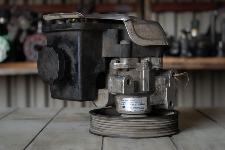 MERCEDES-BENZ SPRINTER (903) 313 CDI HYDRAULIC POWER STEERING PUMP - Styrpump för Lastbil: bild 2 MERCEDES-BENZ SPRINTER (903) 313 CDI HYDRAULIC POWER STEERING PUMP - Styrpump för Lastbil: bild 2