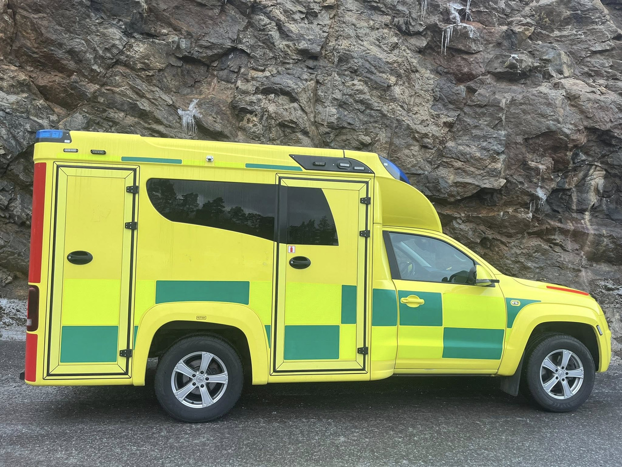 VOLKSWAGEN Amarok 4motion - AMBULANCE / ambulanse / ambulanssi - Ambulans: bild 4 VOLKSWAGEN Amarok 4motion - AMBULANCE / ambulanse / ambulanssi - Ambulans: bild 4