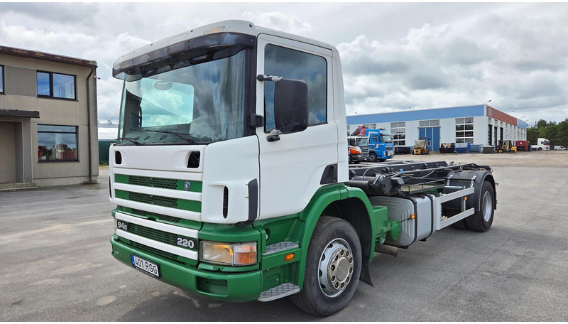 Scania P94 4X2 220 - Lastbil med kabelsystem: bild 1 Scania P94 4X2 220 - Lastbil med kabelsystem: bild 1