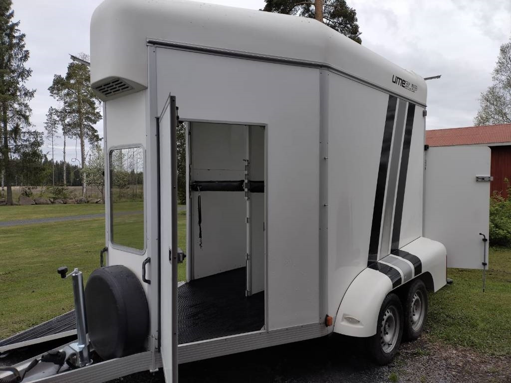 Umeå A45 Hevostraileri, etupurku - Djursläp: bild 3 Umeå A45 Hevostraileri, etupurku - Djursläp: bild 3