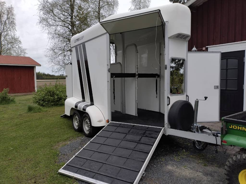 Umeå A45 Hevostraileri, etupurku - Djursläp: bild 1 Umeå A45 Hevostraileri, etupurku - Djursläp: bild 1