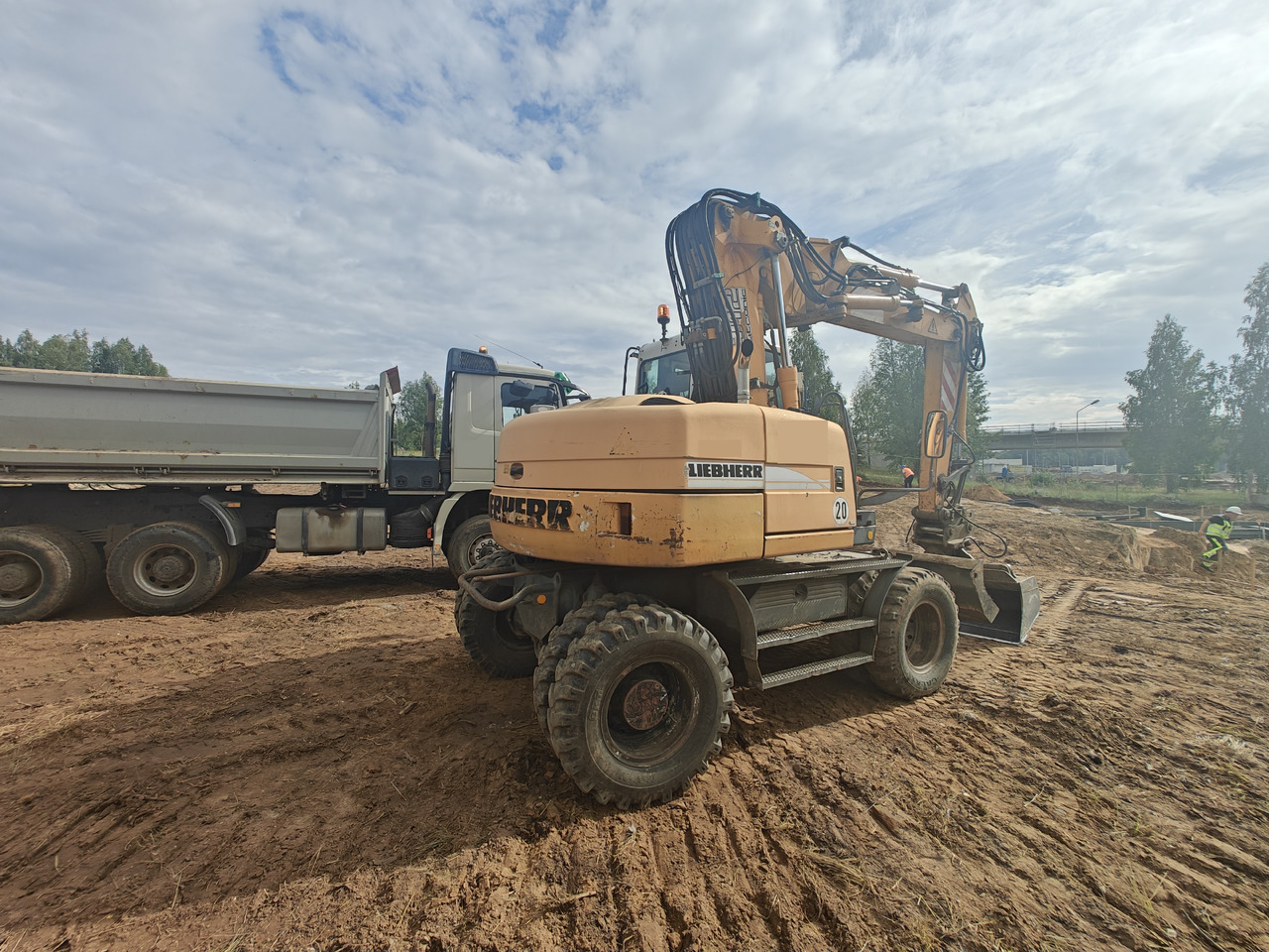 LIEBHERR A312 - Grävmaskin på däck: bild 4 LIEBHERR A312 - Grävmaskin på däck: bild 4