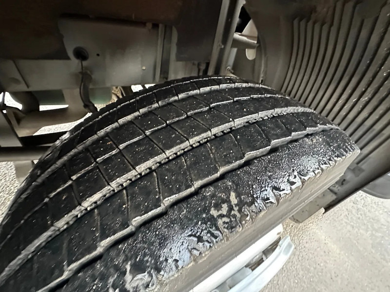 Volvo FL 612 180 / 12T / NL TRUCK / EURO3 / ANALOG / MANUAL / LEAF SPRING / BOX+LIFT / LOW KM - Lastbil med skåp: bild 5 Volvo FL 612 180 / 12T / NL TRUCK / EURO3 / ANALOG / MANUAL / LEAF SPRING / BOX+LIFT / LOW KM - Lastbil med skåp: bild 5