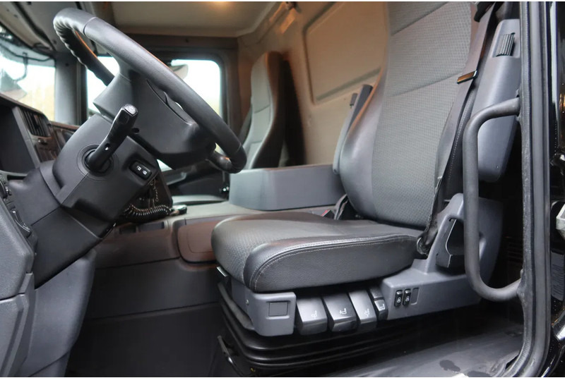 Scania P250 Bak+ Klep Dhollandia 1500 kg. Black line - Lastbil med skåp: bild 5 Scania P250 Bak+ Klep Dhollandia 1500 kg. Black line - Lastbil med skåp: bild 5