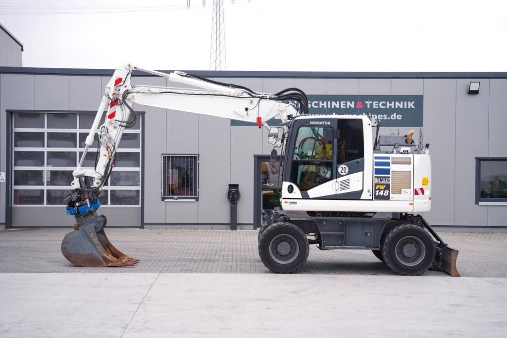 Komatsu PW 148-11 - Grävmaskin på däck: bild 1 Komatsu PW 148-11 - Grävmaskin på däck: bild 1