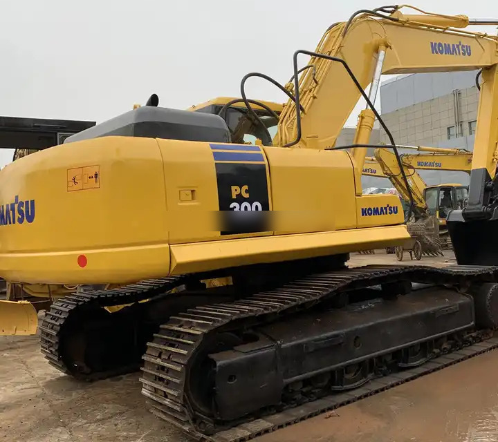 Used Komatsu excavator Pc300-7 in good condition for sale - Bandgrävare: bild 1 Used Komatsu excavator Pc300-7 in good condition for sale - Bandgrävare: bild 1
