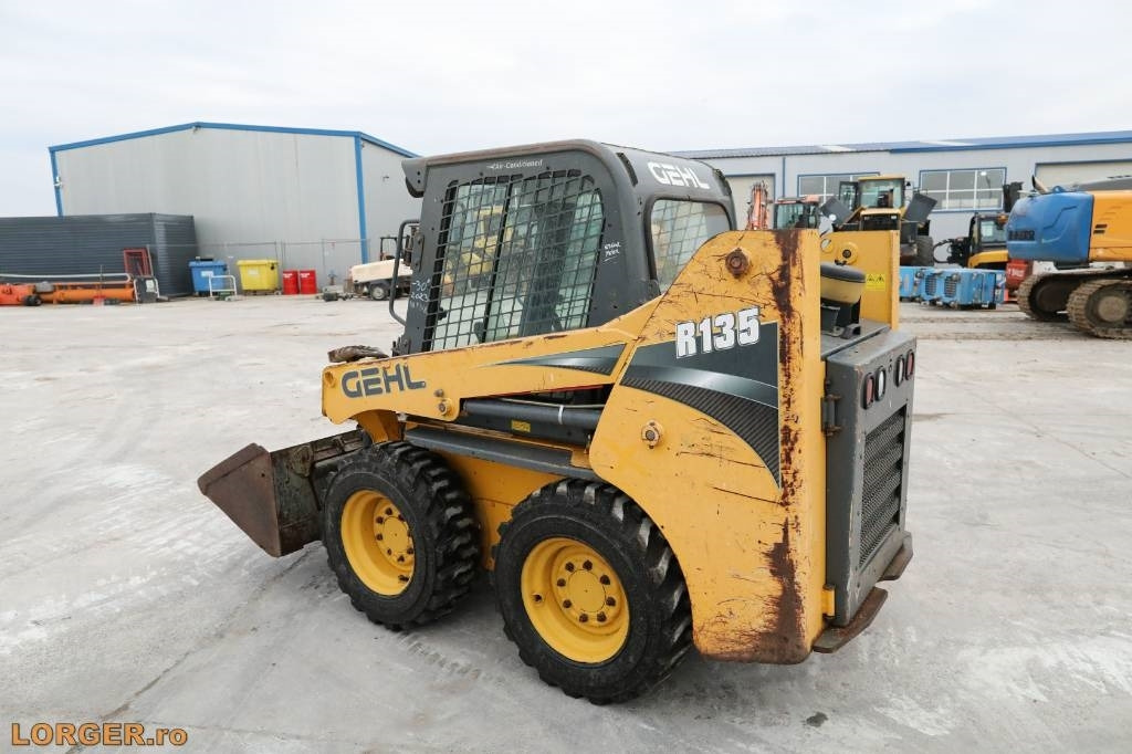 Gehl R 135 - Kompaktlastare/ Slirstyrda lastare: bild 2 Gehl R 135 - Kompaktlastare/ Slirstyrda lastare: bild 2