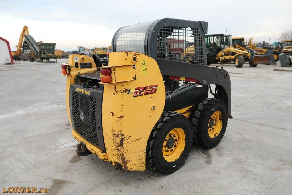 New Holland L 215 - Kompaktlastare/ Slirstyrda lastare: bild 3 New Holland L 215 - Kompaktlastare/ Slirstyrda lastare: bild 3