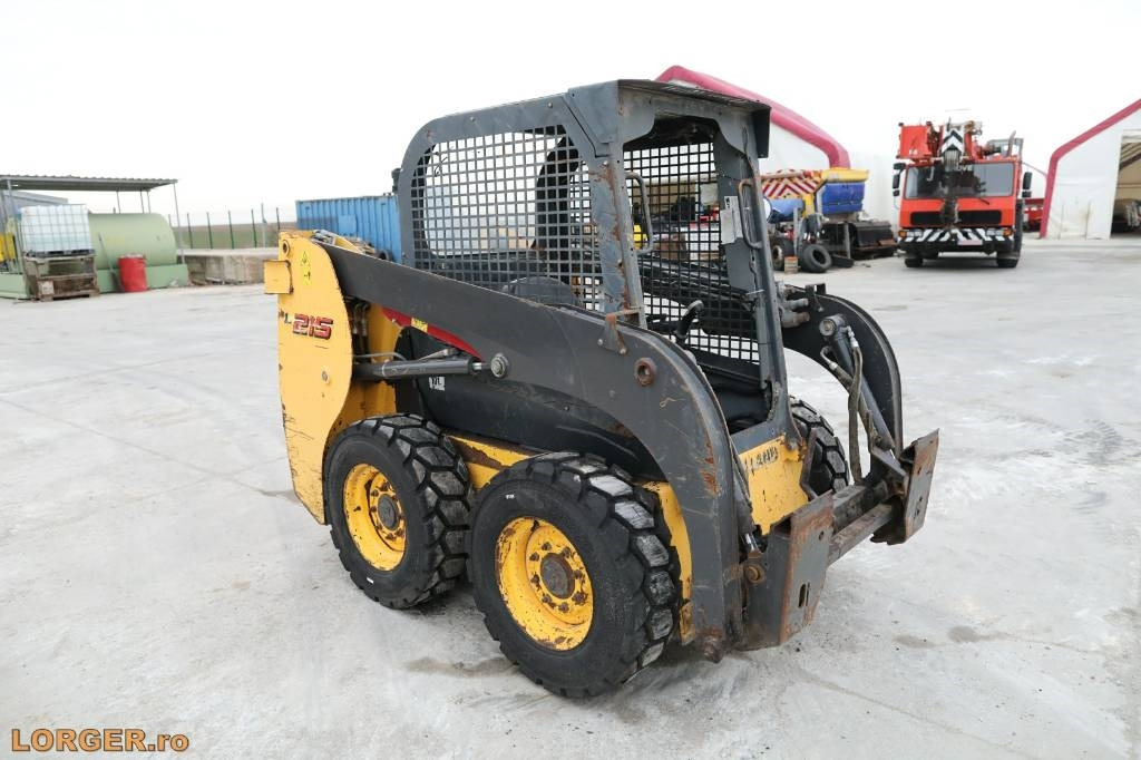 New Holland L 215 - Kompaktlastare/ Slirstyrda lastare: bild 4 New Holland L 215 - Kompaktlastare/ Slirstyrda lastare: bild 4