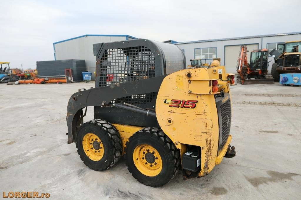 New Holland L 215 - Kompaktlastare/ Slirstyrda lastare: bild 2 New Holland L 215 - Kompaktlastare/ Slirstyrda lastare: bild 2