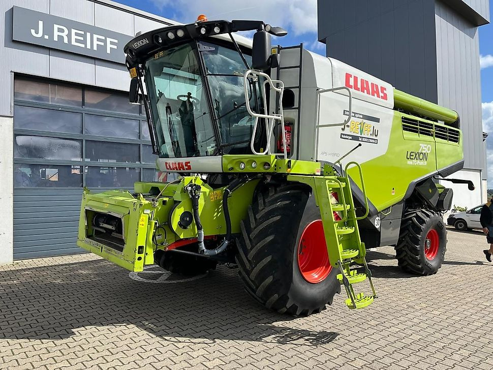 J.Reiff Sarl
Herr Stefan Neukirch - 77 Z.I in den - Skördetröska: bild 2 J.Reiff Sarl
Herr Stefan Neukirch - 77 Z.I in den - Skördetröska: bild 2