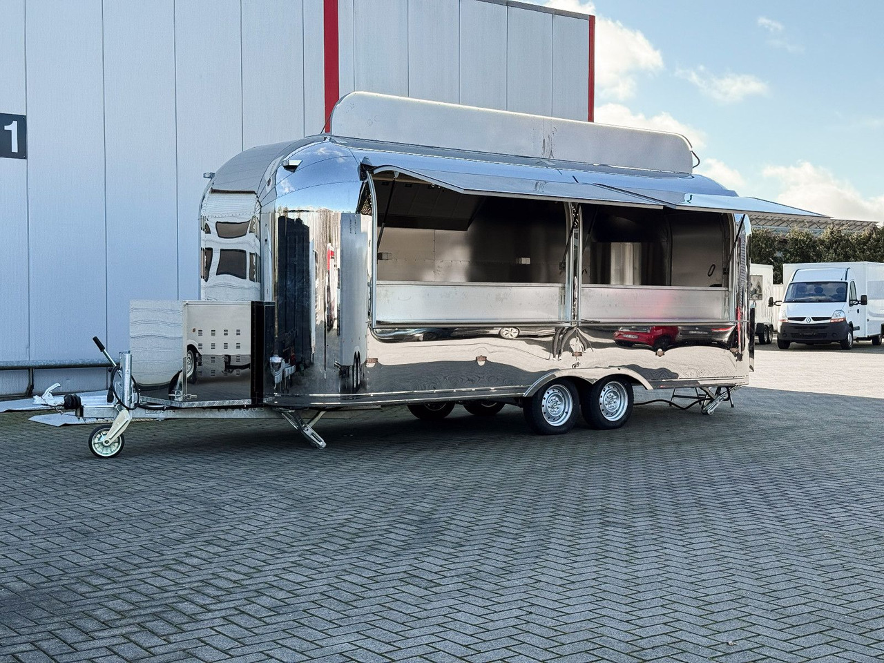 Esselmann Delistar Foodtruck 6000 ähn. Airstream - Försäljningsvagn: bild 1 Esselmann Delistar Foodtruck 6000 ähn. Airstream - Försäljningsvagn: bild 1