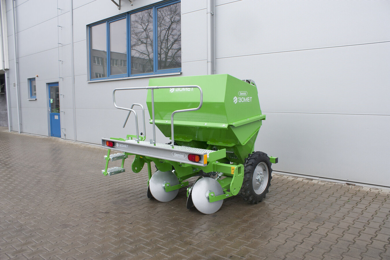 Bomet Kartoffelpflanzmaschine / Potato planter / Planteuse de pomme de terre / Piantapatate / Sadzarka ziemniaków - Potatissättare: bild 2 Bomet Kartoffelpflanzmaschine / Potato planter / Planteuse de pomme de terre / Piantapatate / Sadzarka ziemniaków - Potatissättare: bild 2