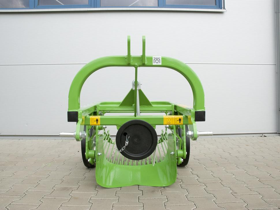 Bomet Schwingsiebroder / Potato digger / Arracheuse de pomme de terre / Scavapatate / Однорядная картофельная копалка / Kopaczka do ziemniaków Ursa Z655/1 - Potatisupptagare: bild 3 Bomet Schwingsiebroder / Potato digger / Arracheuse de pomme de terre / Scavapatate / Однорядная картофельная копалка / Kopaczka do ziemniaków Ursa Z655/1 - Potatisupptagare: bild 3