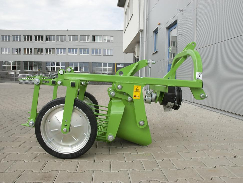 Bomet Schwingsiebroder / Potato digger / Arracheuse de pomme de terre / Scavapatate / Однорядная картофельная копалка / Kopaczka do ziemniaków Ursa Z655/1 - Potatisupptagare: bild 5 Bomet Schwingsiebroder / Potato digger / Arracheuse de pomme de terre / Scavapatate / Однорядная картофельная копалка / Kopaczka do ziemniaków Ursa Z655/1 - Potatisupptagare: bild 5