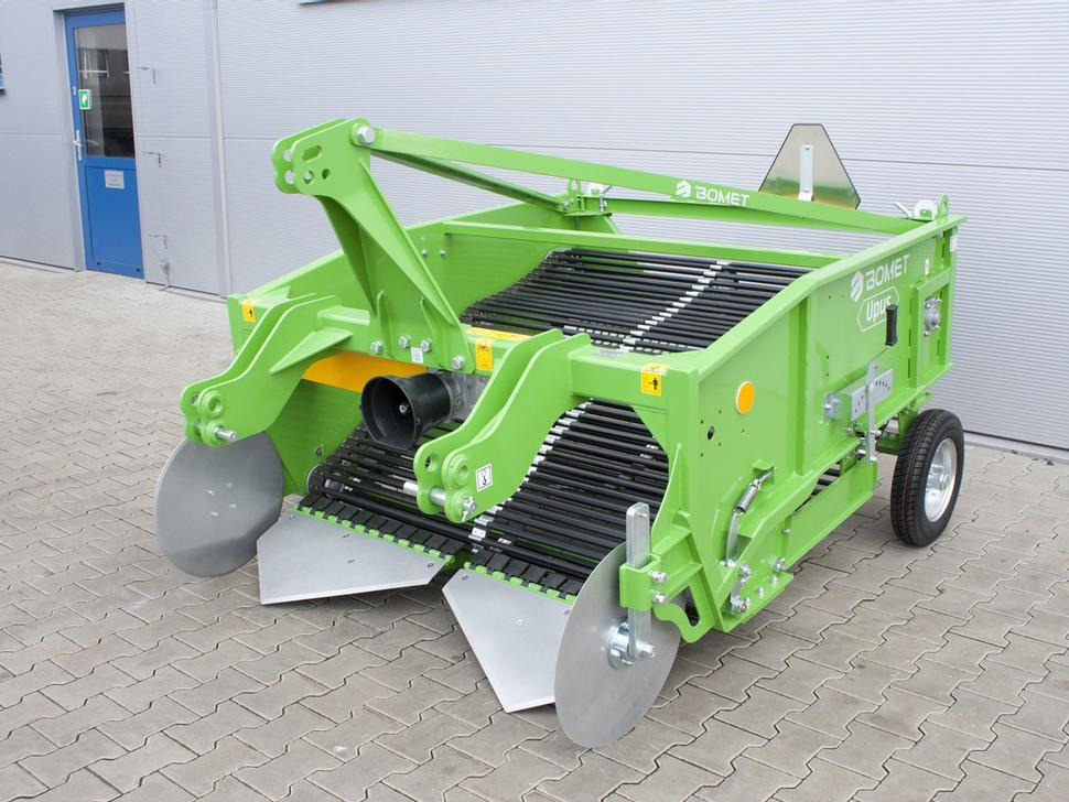 Bomet Siebkettenroder / Potato digger / Arracheuse de pomme de terre / Scavapatate / Cavador de patatas / 2-рядная картофелекопалка / Kopaczka do ziemniaków - Potatisupptagare: bild 1 Bomet Siebkettenroder / Potato digger / Arracheuse de pomme de terre / Scavapatate / Cavador de patatas / 2-рядная картофелекопалка / Kopaczka do ziemniaków - Potatisupptagare: bild 1