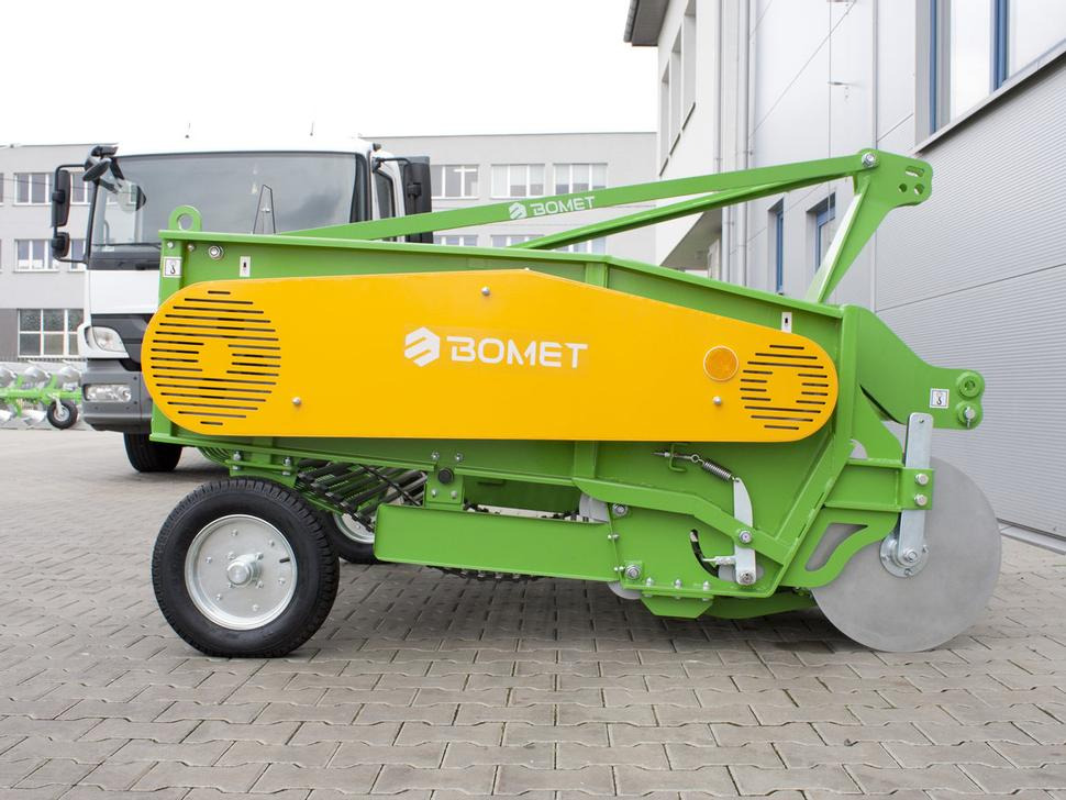 Bomet Siebkettenroder / Potato digger / Arracheuse de pomme de terre / Scavapatate / Cavador de patatas / 2-рядная картофелекопалка / Kopaczka do ziemniaków - Potatisupptagare: bild 4 Bomet Siebkettenroder / Potato digger / Arracheuse de pomme de terre / Scavapatate / Cavador de patatas / 2-рядная картофелекопалка / Kopaczka do ziemniaków - Potatisupptagare: bild 4