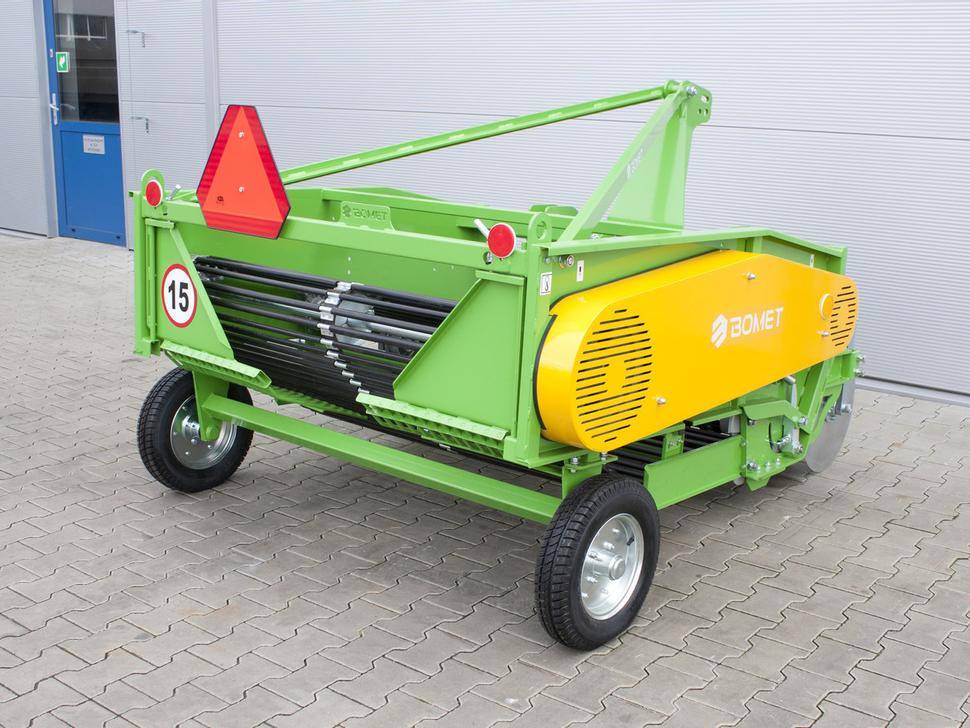 Bomet Siebkettenroder / Potato digger / Arracheuse de pomme de terre / Scavapatate / Cavador de patatas / 2-рядная картофелекопалка / Kopaczka do ziemniaków - Potatisupptagare: bild 2 Bomet Siebkettenroder / Potato digger / Arracheuse de pomme de terre / Scavapatate / Cavador de patatas / 2-рядная картофелекопалка / Kopaczka do ziemniaków - Potatisupptagare: bild 2