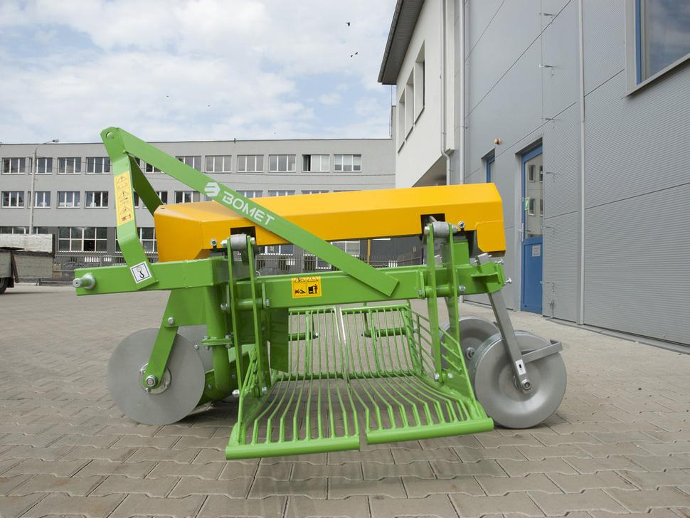 Bomet Siebkettenroder / Potato digger / Arracheuse de pomme de terre / Scavapatate / Однорядная картофельная копалка / Kopaczka do ziemniaków Ursa Z655 - Potatisupptagare: bild 3 Bomet Siebkettenroder / Potato digger / Arracheuse de pomme de terre / Scavapatate / Однорядная картофельная копалка / Kopaczka do ziemniaków Ursa Z655 - Potatisupptagare: bild 3