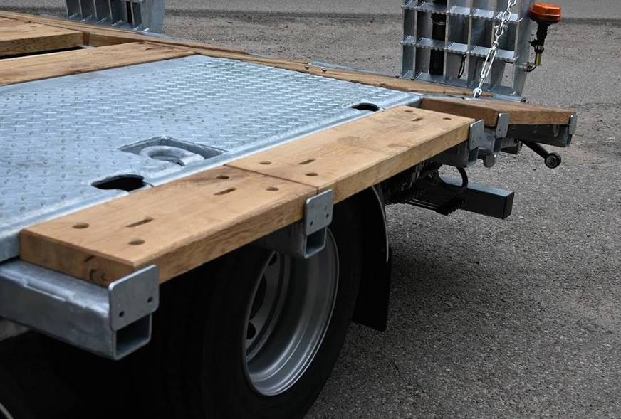 Cynkomet Plattformauflieger / Trailer / Remorque / Rimorchio a piattaforma / Remolque de plataforma / Прицеп для перевозки техники / Przyczepa maszynowa RM-240 18 t - Flakvagn för lantbruk: bild 4 Cynkomet Plattformauflieger / Trailer / Remorque / Rimorchio a piattaforma / Remolque de plataforma / Прицеп для перевозки техники / Przyczepa maszynowa RM-240 18 t - Flakvagn för lantbruk: bild 4