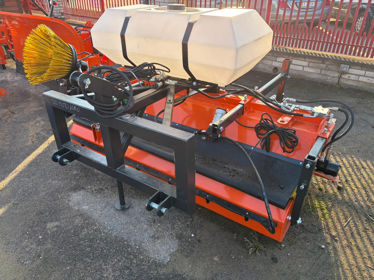 METAL-TECHNIK Kehrmaschine / Sweeper / Balayeuse / Spazzolatrice / Подметательно-уборочная машина / Zamiatarka 2 m - Sopaggregat för Frontlastar för traktor: bild 5 METAL-TECHNIK Kehrmaschine / Sweeper / Balayeuse / Spazzolatrice / Подметательно-уборочная машина / Zamiatarka 2 m - Sopaggregat för Frontlastar för traktor: bild 5