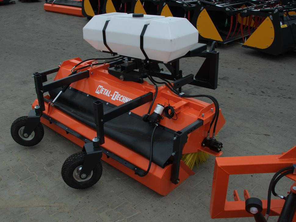 METAL-TECHNIK Kehrmaschine / Sweeper / Balayeuse / Spazzolatrice / Подметательно-уборочная машина / Zamiatarka 2 m - Sopaggregat för Frontlastar för traktor: bild 4 METAL-TECHNIK Kehrmaschine / Sweeper / Balayeuse / Spazzolatrice / Подметательно-уборочная машина / Zamiatarka 2 m - Sopaggregat för Frontlastar för traktor: bild 4