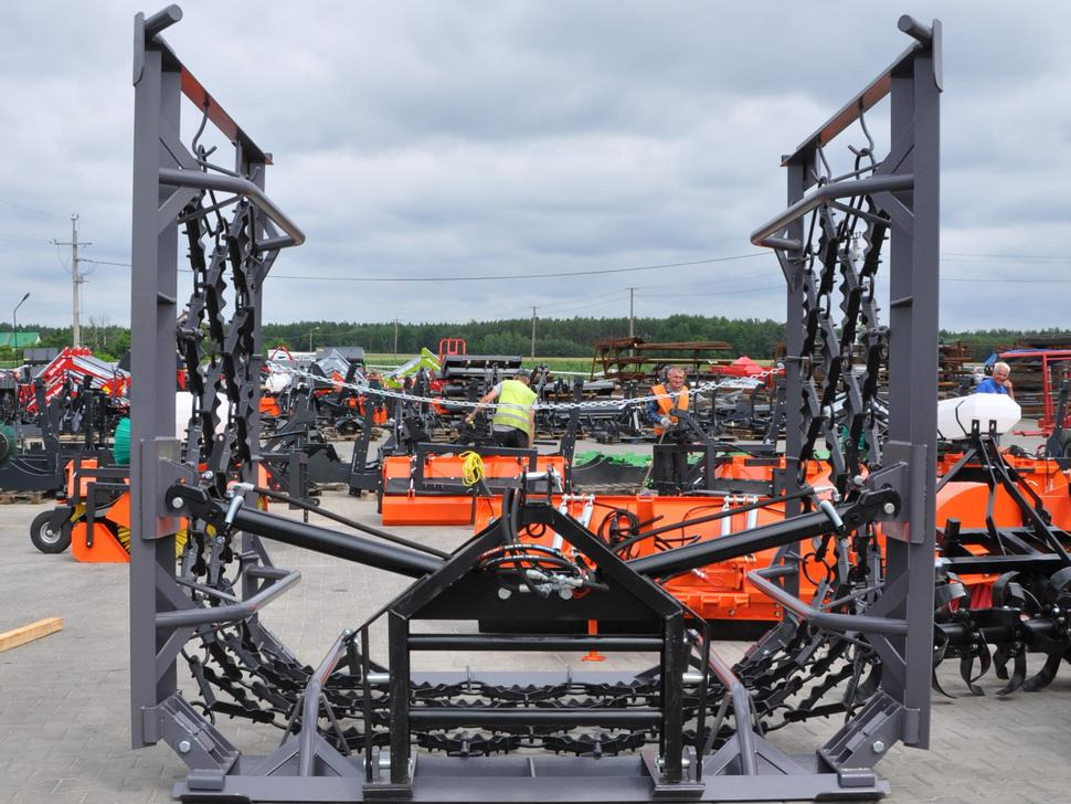 Metal-Technik Wiesenegge / Meadow harrow / Herse de prairie / Strigliatrice / Lanza de prado / Полевая волокуша / Włóka łąkowa 6 m - Gräsharv: bild 2 Metal-Technik Wiesenegge / Meadow harrow / Herse de prairie / Strigliatrice / Lanza de prado / Полевая волокуша / Włóka łąkowa 6 m - Gräsharv: bild 2