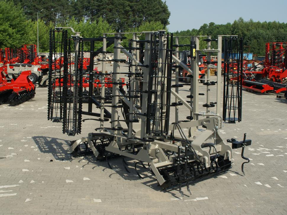 ROLEX Saatbettkombination / Hydraulically cultivator / Vibroculteur / Aggregato di coltivazione / Почвообрабатывающий гидравлический складывающийся агрегат / Agregat uprawowy hydraulicznie składany - Kultivator: bild 2 ROLEX Saatbettkombination / Hydraulically cultivator / Vibroculteur / Aggregato di coltivazione / Почвообрабатывающий гидравлический складывающийся агрегат / Agregat uprawowy hydraulicznie składany - Kultivator: bild 2