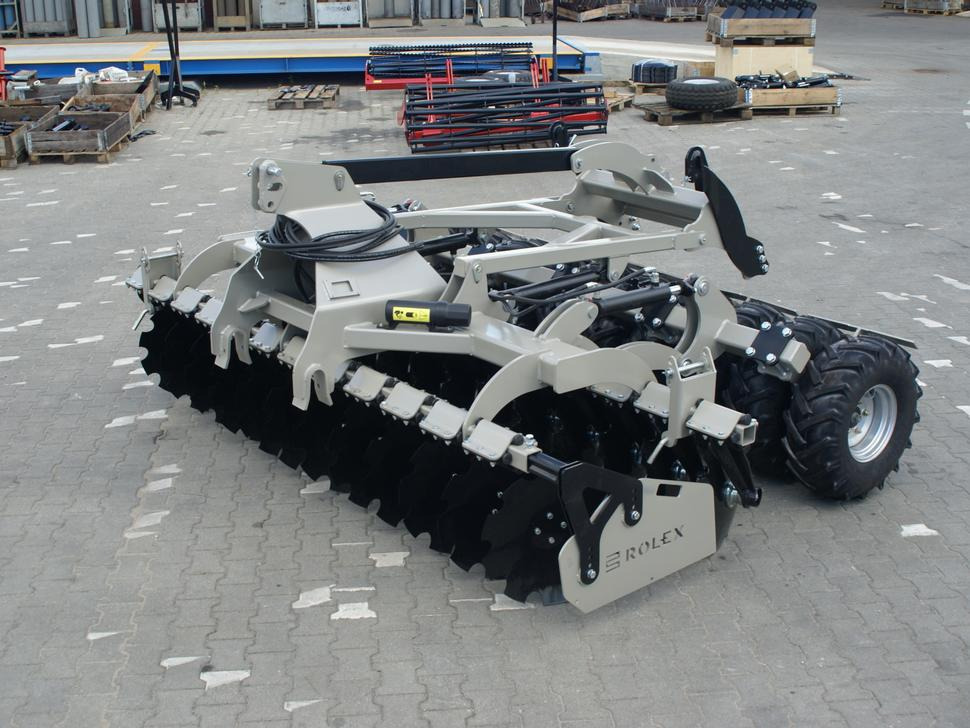 ROLEX Scheibenegge / Disc harrow with hydropack and tire roller / Dechaumeur à disques / Erpice a dischi / Дисковая борона с гидропаком и колёсным катком / Agregat talerzowy uprawowy z hydropackiem i - Tallriksredskap: bild 1 ROLEX Scheibenegge / Disc harrow with hydropack and tire roller / Dechaumeur à disques / Erpice a dischi / Дисковая борона с гидропаком и колёсным катком / Agregat talerzowy uprawowy z hydropackiem i - Tallriksredskap: bild 1