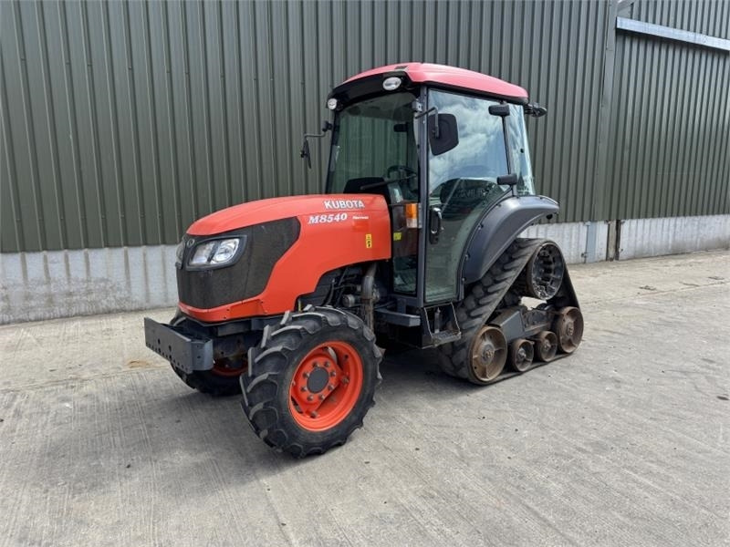 Kubota M8540 Narrow Half Track *85 HP* - Traktor: bild 1 Kubota M8540 Narrow Half Track *85 HP* - Traktor: bild 1