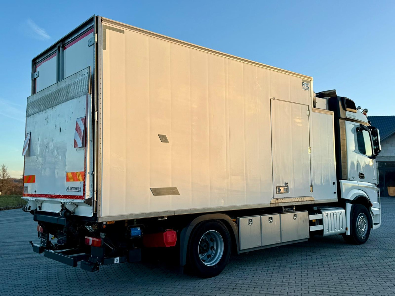 MERCEDES-BENZ ACTROS 1840 / CHŁODNIA / WINDA / 15 EUROPALET / 6.10 M DŁUGOŚCI / DUŻA KABINA / AUTOMAT / SPROWADZONY / SERWISOWANY / EURO 6 - Kylbil lastbil: bild 3 MERCEDES-BENZ ACTROS 1840 / CHŁODNIA / WINDA / 15 EUROPALET / 6.10 M DŁUGOŚCI / DUŻA KABINA / AUTOMAT / SPROWADZONY / SERWISOWANY / EURO 6 - Kylbil lastbil: bild 3