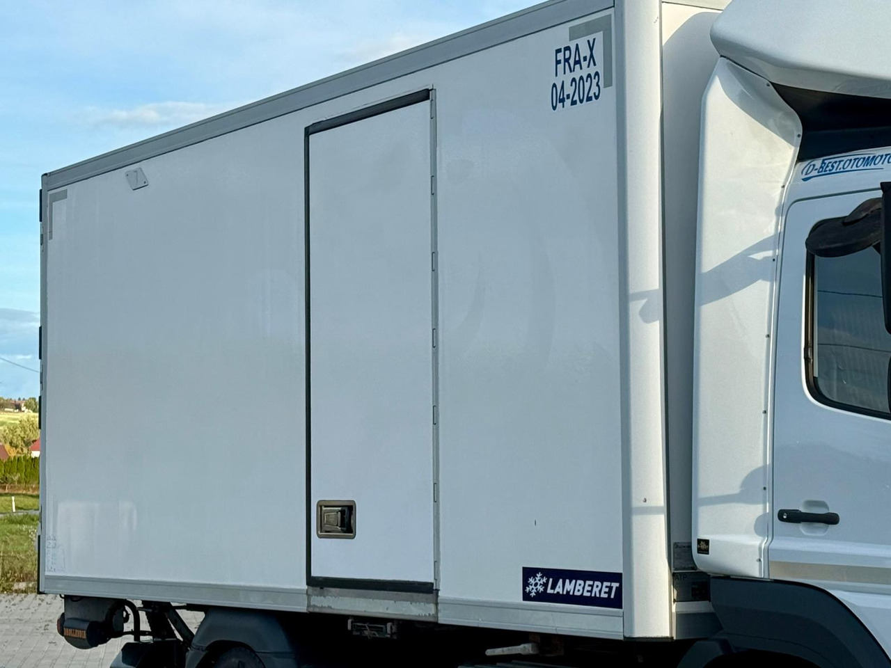 Kylbil lastbil MERCEDES-BENZ ATEGO 1218 / CHŁODNIA / IZOTERMA / WINDA / 5.10 M DŁUGOŚCI / LAMBERET / AUTOMAT / 2017 ROK / 410 TYŚ KM: bild 8 Kylbil lastbil MERCEDES-BENZ ATEGO 1218 / CHŁODNIA / IZOTERMA / WINDA / 5.10 M DŁUGOŚCI / LAMBERET / AUTOMAT / 2017 ROK / 410 TYŚ KM: bild 8