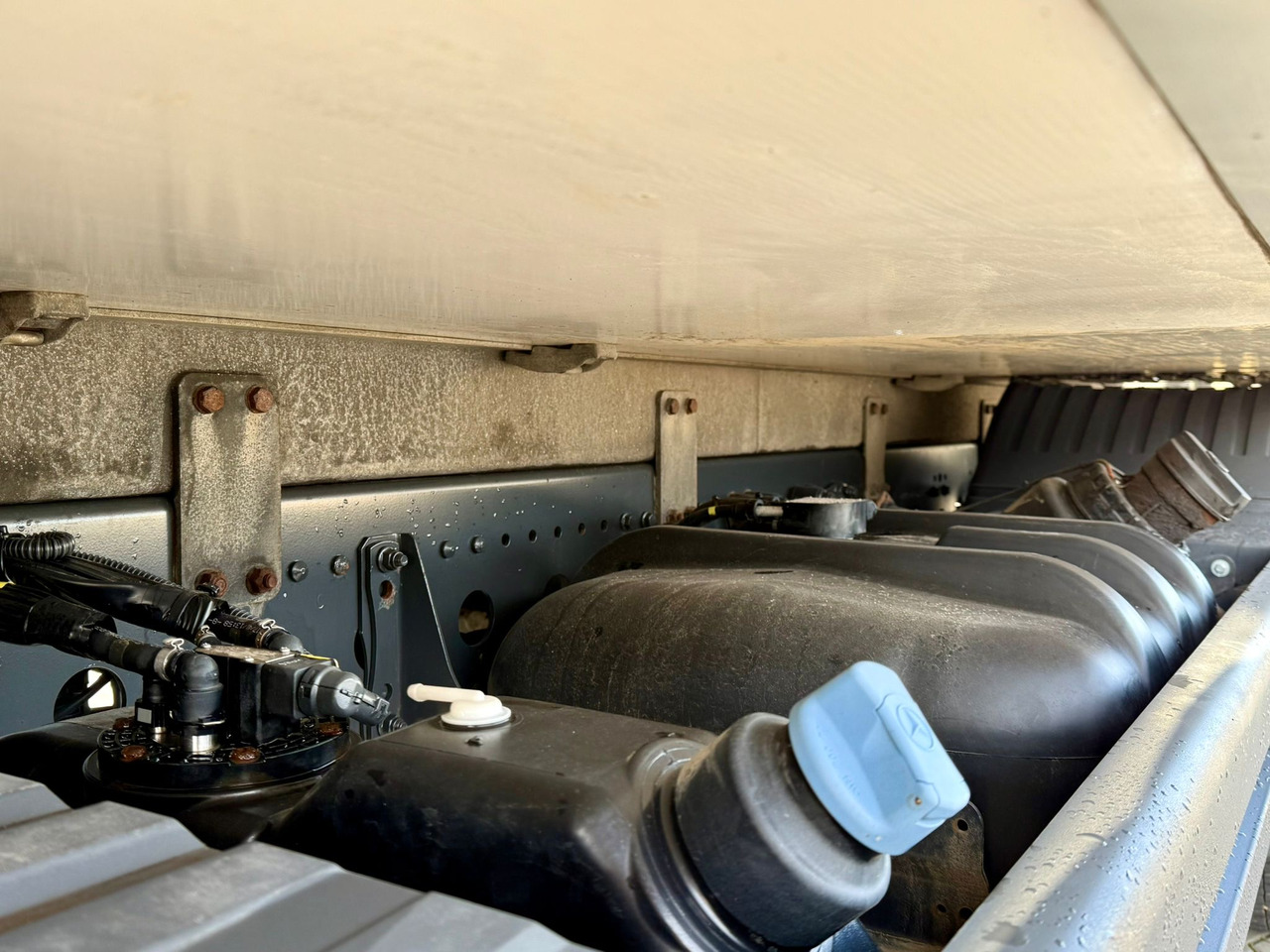 Kylbil lastbil MERCEDES-BENZ ATEGO 1218 / CHŁODNIA / IZOTERMA / WINDA / 5.10 M DŁUGOŚCI / LAMBERET / AUTOMAT / 2017 ROK / 410 TYŚ KM: bild 13 Kylbil lastbil MERCEDES-BENZ ATEGO 1218 / CHŁODNIA / IZOTERMA / WINDA / 5.10 M DŁUGOŚCI / LAMBERET / AUTOMAT / 2017 ROK / 410 TYŚ KM: bild 13