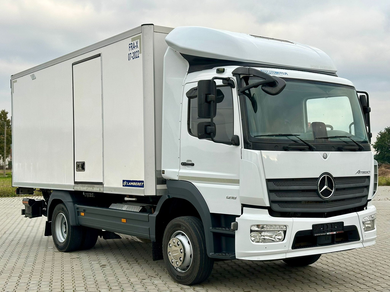 MERCEDES-BENZ ATEGO 1218 / CHŁODNIA / WINDA / 12 PALET / 5.10 M DŁUGOŚCI / AUTOMAT / LAMBERET / 5090 KG ŁADOWNOŚCI - Kylbil lastbil: bild 1 MERCEDES-BENZ ATEGO 1218 / CHŁODNIA / WINDA / 12 PALET / 5.10 M DŁUGOŚCI / AUTOMAT / LAMBERET / 5090 KG ŁADOWNOŚCI - Kylbil lastbil: bild 1