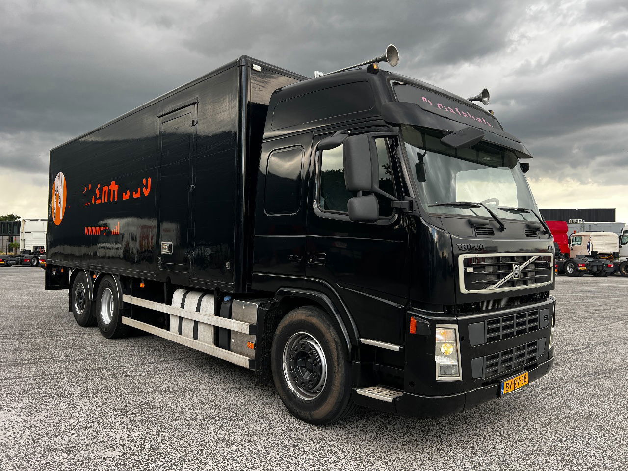 Volvo FM 9.300 Globe 6x2, Euro 5 - Lastbil med skåp: bild 2 Volvo FM 9.300 Globe 6x2, Euro 5 - Lastbil med skåp: bild 2