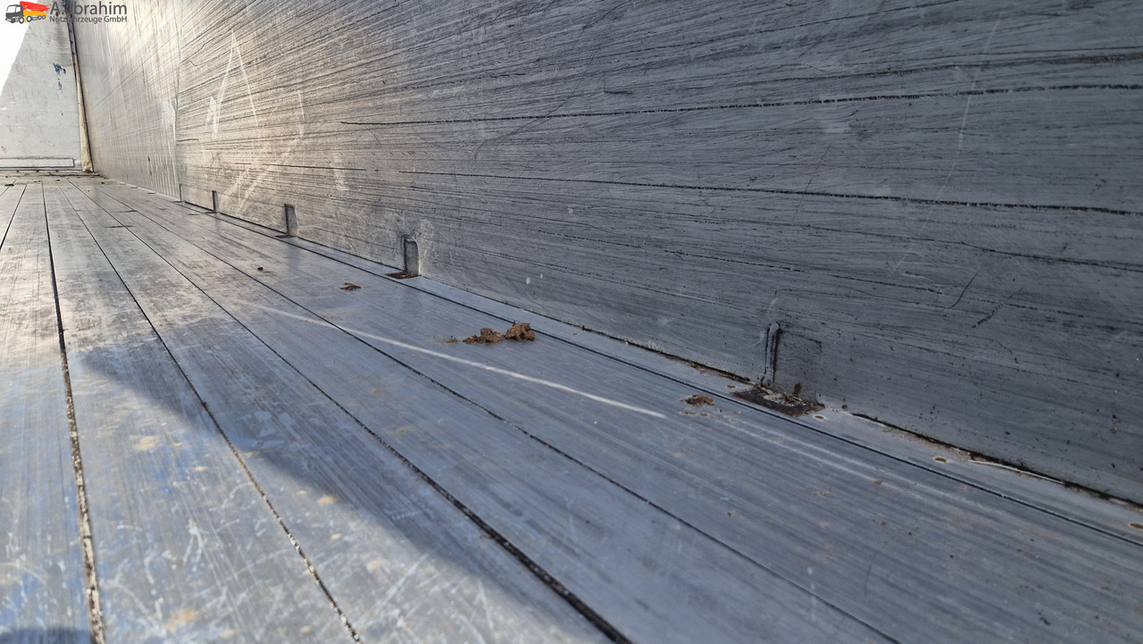 Schmitz SW 24 Schubboden, Liftachse,Ersatzradhalterung Kabelfernbedienung, Trichter - Moving floor semitrailer: bild 3 Schmitz SW 24 Schubboden, Liftachse,Ersatzradhalterung Kabelfernbedienung, Trichter - Moving floor semitrailer: bild 3