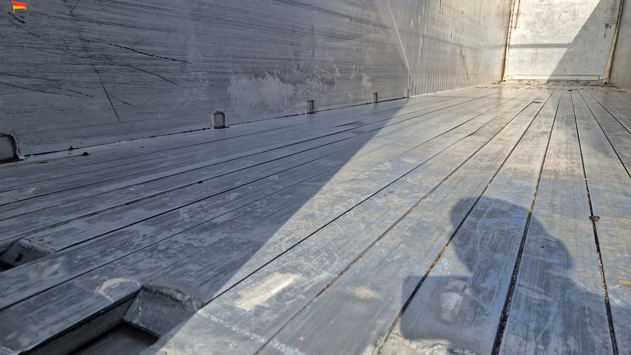 Schmitz SW 24 Schubboden, Liftachse,Ersatzradhalterung Kabelfernbedienung, Trichter - Moving floor semitrailer: bild 2 Schmitz SW 24 Schubboden, Liftachse,Ersatzradhalterung Kabelfernbedienung, Trichter - Moving floor semitrailer: bild 2