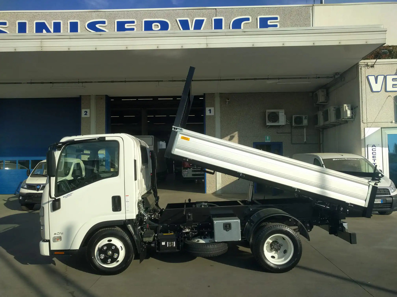 ISUZU NNR M21 T - Transportbil med tippflak: bild 5 ISUZU NNR M21 T - Transportbil med tippflak: bild 5